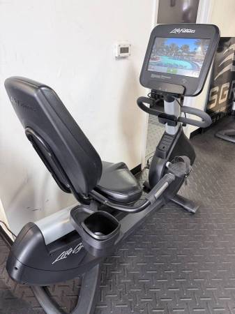 Life Fitness Recumbent Bike 1