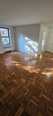 $1,950 / 700ft2 - Large 1 bed apt Great Building ! (Rego Park)63689806962177123
