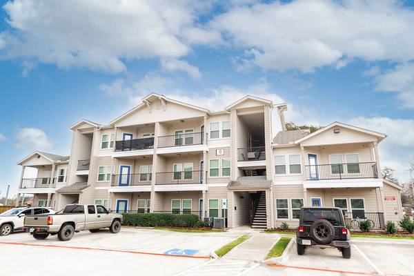 $1,475 / 2br - 997ft2 - Service with a Smile at The Park at Bellagio (50 Miles South of Houston)63924042626178124