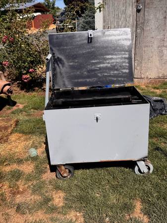 Caja de metal muy resistente con cierre, sobre ruedas - $100 (Kennewick)62969130192641121