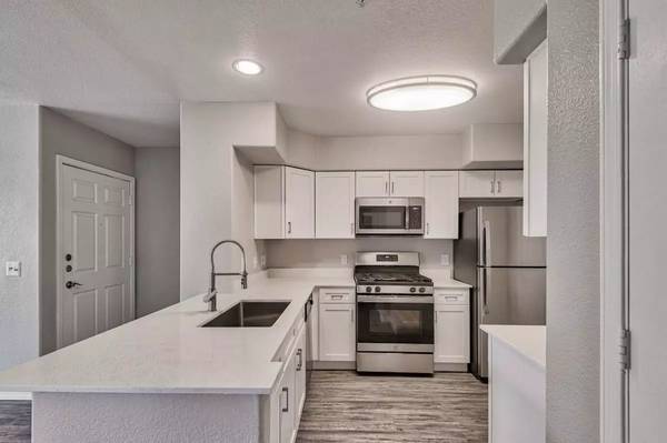 $1,474 / 1br - 762ft2 - Come Home to Comfort: Where Every Corner Invites and Delights! (Glendale - Arrowhead Towne Center)64024996637826123