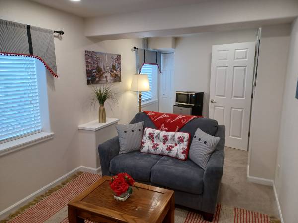 $1,100 / 2br - Todo incluido - Suite amueblada privada en nivel inferior (Powers/Stetson Hills)63686746220163124