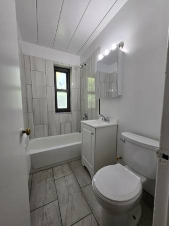 $1,250 Large studio includes Heat, Hot Water, Trash, Sewer. (Rogers Park)63918293620354122