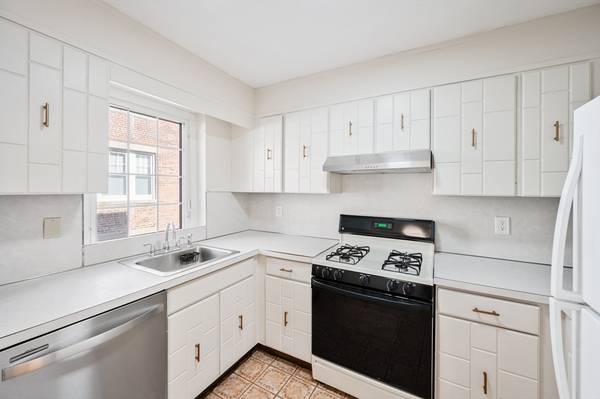 $3,280 / 2br - 713ft2 - Bright Apt. - Coolidge Corner - Heat & Hot Water Incl. - Available Now (Brookline)64295067739139121