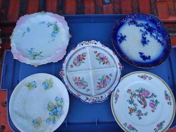 Vintage collectable plates / glassware 1