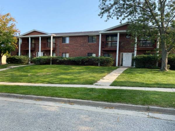 2 Bedroom with garage in Pewaukee available 1/1/26 1