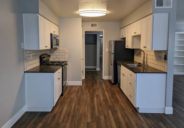 $2,425 / 1br - 703ft2 - in Hayward CA, Two-tone designer paint, 1bd 1ba (hayward / castro valley)64017517862914124