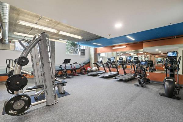 $2,072 / 1hab - 707ft2 - Terraza al aire libre de 1,200 pies cuadrados, patios, almacenamiento adicional en el lugar (Interbay)63688514705921123