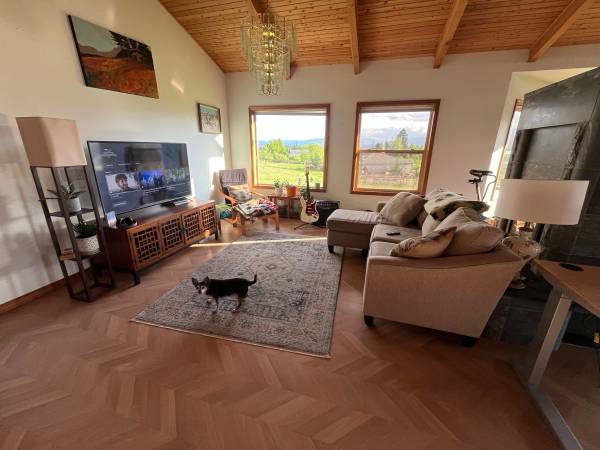 $1,100 / 3br - Furnished Room with Private Bath – Available Nov 20 to Apr 30 (White Salmon)63956354750723121