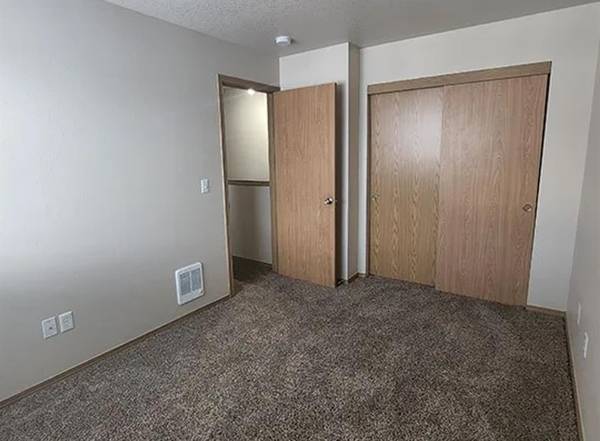 $1,500 / 2br - Fuera de Portland - Dos Dormitorios | Por I205 y Tren Ligero + Relajado (Este de Portland)63831537252865123