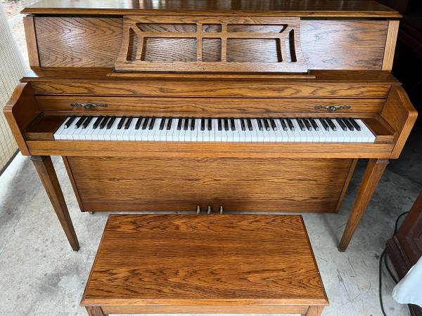 Yamaha Console Piano 1