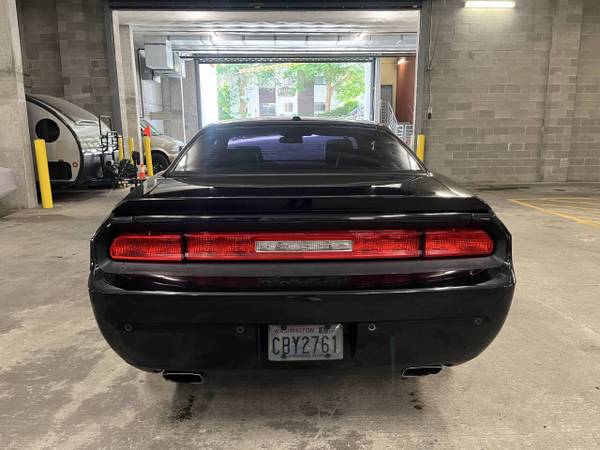 CHALLENGER R/T 6 SPEED HEMI V-8 LOW MILES - $17,980 (SEATTLE)63441436233729124