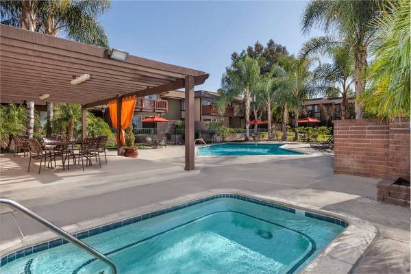 $1,975 / 1br - 849ft2 - Gas Barbeque Grill Areas, Gas Range and Microwave, Spacious closets (1175 W. Blaine St, Riverside, CA)64028084364291122