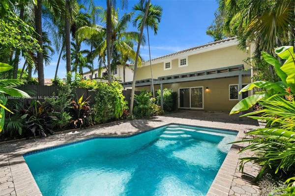 $8,900 / 3br - Confort 3 bed 2.5 bath House for lease in Grove #B (Miami)64001849655298120