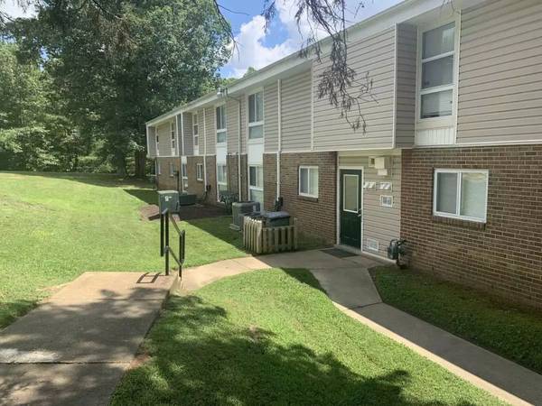 $1,307 / 2br - 723ft2 - Dive into style! 2 BR, 1 BA, 723 Sq Ft of space awaits! (Chester)64027111737474123