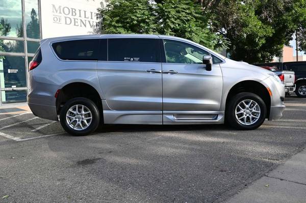 2017 *Chrysler* *Pacifica* *Touring-L 4dr Wagon* PLATA - $35,900 (Accesible para Sillas de Ruedas)63619712268803124