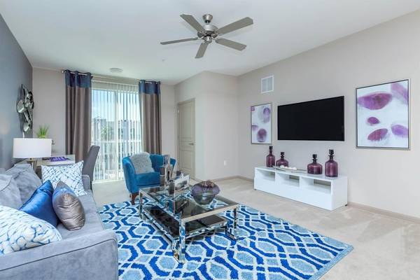 $2,760 / 3 dormitorios - 1534 pies² - Ventilador de techo en la sala de estar, en Winter Springs, 3 dormitorios y 2 baños (150 Bear Springs Dr, Winter Springs, FL)