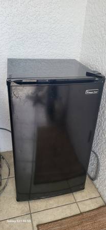 Magic Chef  mini refrigerator 1
