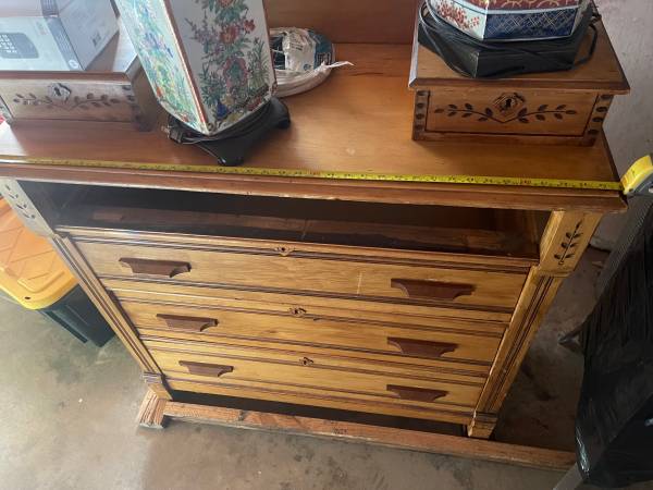 Dresser, missing a shelf but overall great condition, 1