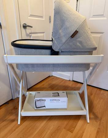 UppaBaby Bassinet and Stand (hamper insert) 1