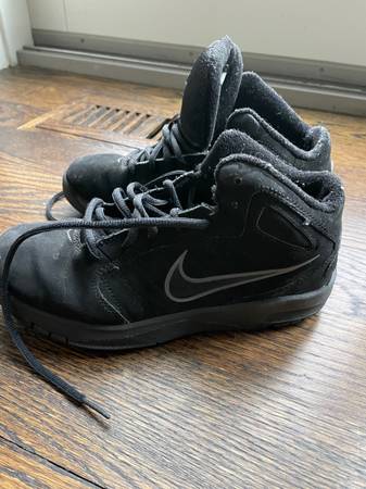 Nike sneakers size 3 boy 1