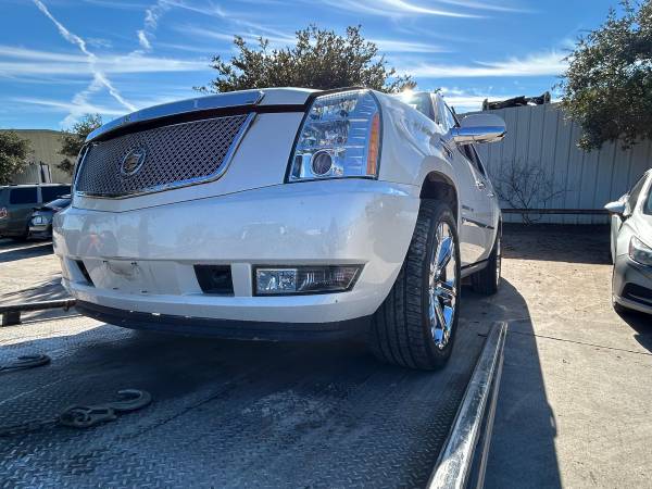 2013 Cadillac Escalade EXT 1