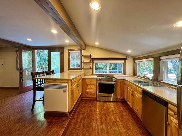 $2,000 / 2br - 1300ft2 - Charming 2 bedroom 1 bath bungalow is right for you. (Bainbridge Island)63866941660545121