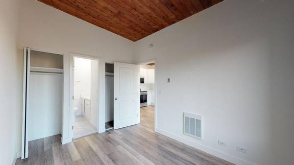 $2,824 / 1br - 1ft2 - Tall Ceilings and Cozy 1-Bedrooms: Make 2130 Stockton Your Home! (north beach / telegraph hill)63873334008067123