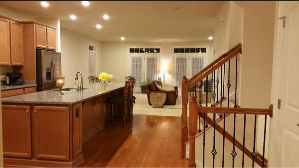 $3250.00 / 3br - 3165ft2 - Spacious 3,160 sq ft end-unit townhome in a top-rated school district63822011928577120