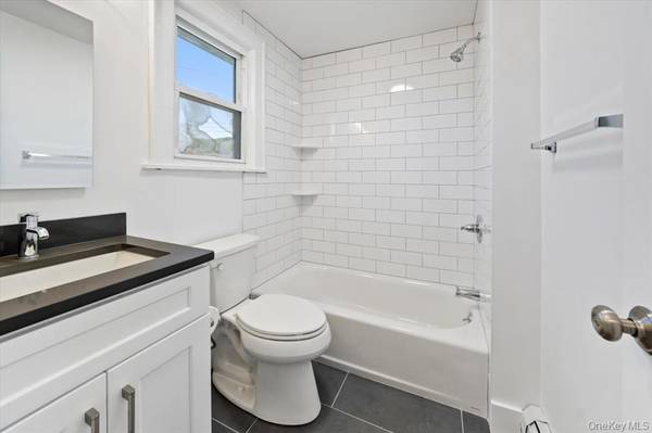 $3,650 / 3br - 1500ft2 - Tres habitaciones, dos baños con una amplia cocina comedor + lavadora/secadora. (Valhalla)63854289527427124