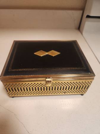 Large Vintage trinket/jewelry box 1