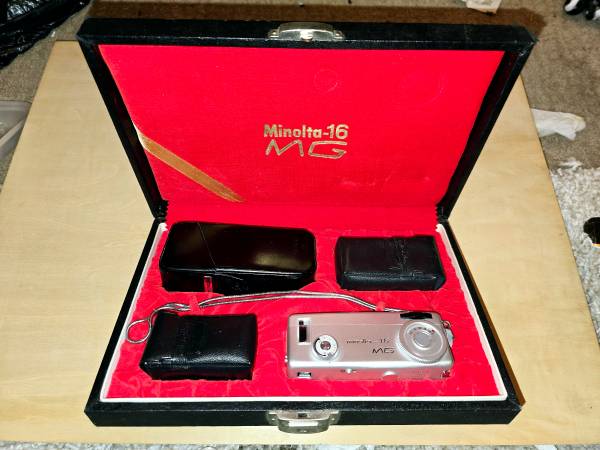 LIKE NEW / Minolta- 16 MG / JAPAN / 16mm Subminiture Camera Flash 1