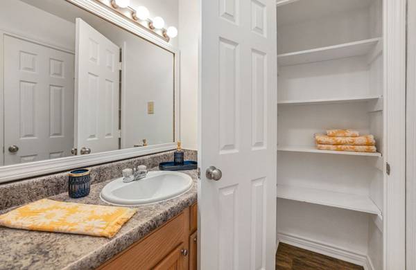 $1,240 / 1br - 642ft2 - Art Scape - Move-In Special! (Metairie Lakeside Mall)63792245874049124