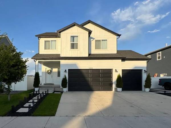 4 bed, 3.5 bath, finished basement, 3 car garage 1