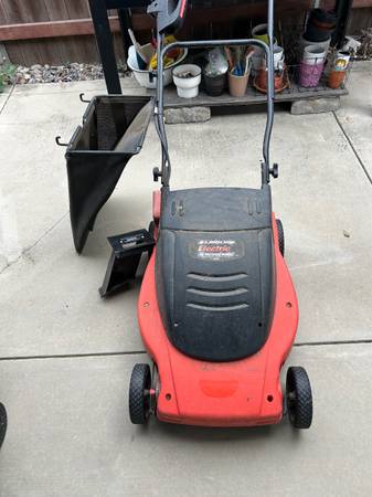 Black & Decker 19 inch mulching electric corded lawnmower 1