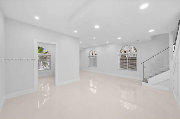 $8,900 / 3br - Confort 3 bed 2.5 bath House for lease in Grove #B (Miami)64001849655298122