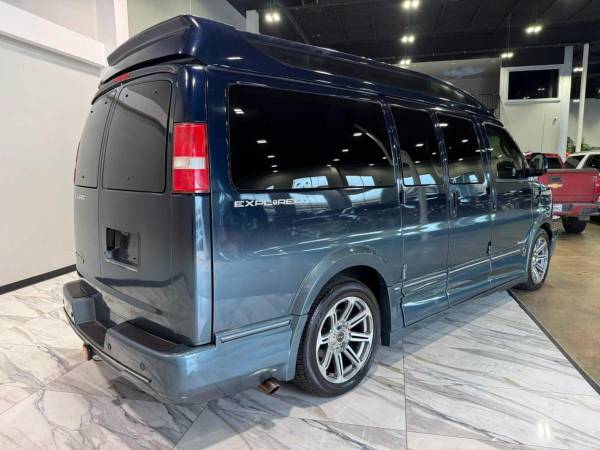 2017 Chevrolet Express - Photo 6