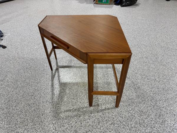 Crate and Barrel Tate Corner Desk. Excellent Shape 1