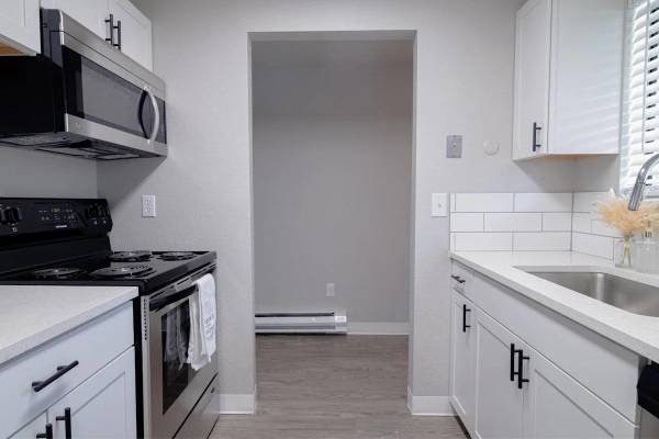$1,375 / 2br - 892ft2 - Patios, Non-Smoking, Pool, High Speed Internet Access (Boise)63794945709571124