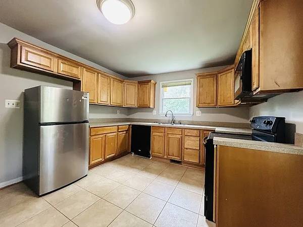 $950 / 3br - 950ft2 - Driveway parking and generous private yard – great for entertaining or (Suitland, MD)63250805949827122