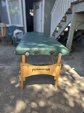 Massage table $100 1