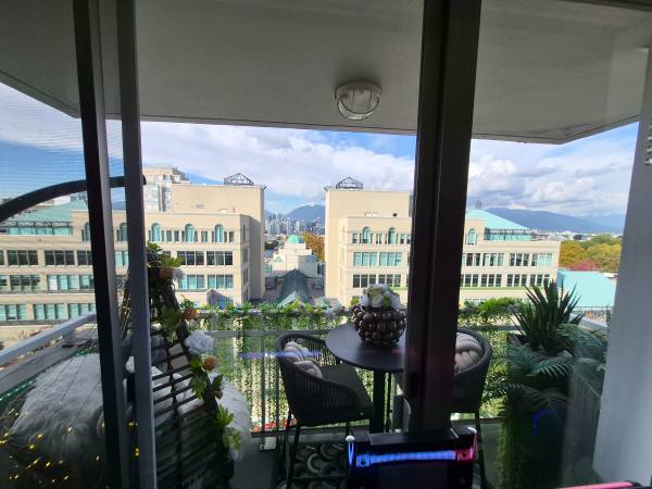 Gorgeous Studio, November 1st, Steps to Train, Buses, VGH, $2195.000 1