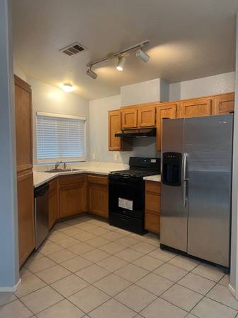 $1,750 / 3br - 5243 Salmon run ct (N Las Vegas)63859499906945123