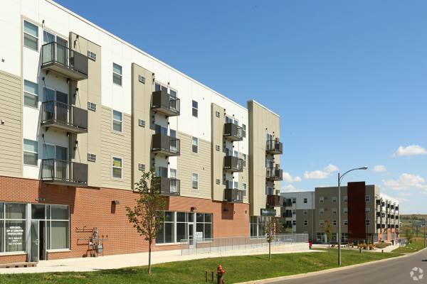$1.095 / 2 habs - 970 pies² - 2 habitaciones, estacionamiento reservado y subterráneo, ascensor (705 E Highland Dr, Williston, ND)63180337088897123
