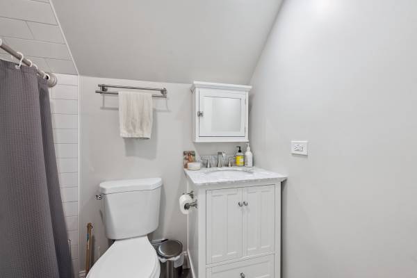 $2,395 / 3br - 1100ft2 - Bright Logan Square Top Floor 3 Bedroom 1 Bath Apartment (Chicago)63918416063874123