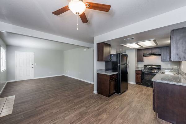 $1,655 / 2br - 885ft2 - Renovated apartment available SOON! (2001 E. Cross Ave Tulare CA)63809864971009121