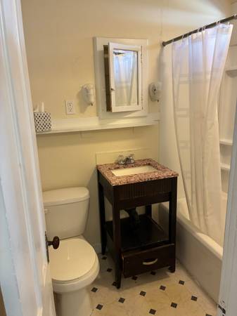 $1,075 / 1br - Florence Studio (North Main St)64016883952131122