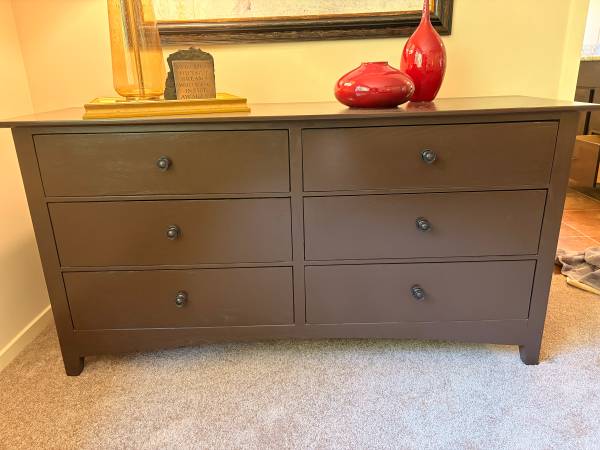 4 Piece Brown Bedroom Set - Dressers and Two Nightstands 1
