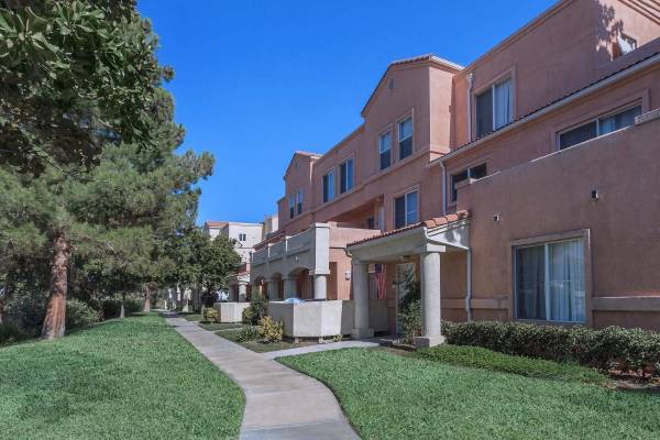 $2,719 / 2br - 1049ft2 - Spacious 2 BR 2.5B Townhome–Modernly Updated ,Bright, &Great Location! (18005 W. Anne's Circle, Los Angeles, CA)63701204456323122