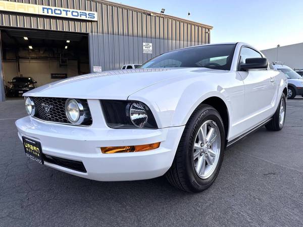 2007 *Ford* *Mustang* *V6 Deluxe 2 puertas Fastback* Blanco - $8.995 (Urban Motors)63470760132355121